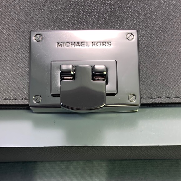 SOLD!ɴᴡᴛ! ᴍɪᴄʜᴀᴇʟ ᴋᴏʀs ʟᴇᴀᴛʜᴇʀ ᴛɪɴᴀ ᴄᴀʀʏᴀʟʟ ᴡᴀʟʟᴇᴛ - Picture 3 of 7